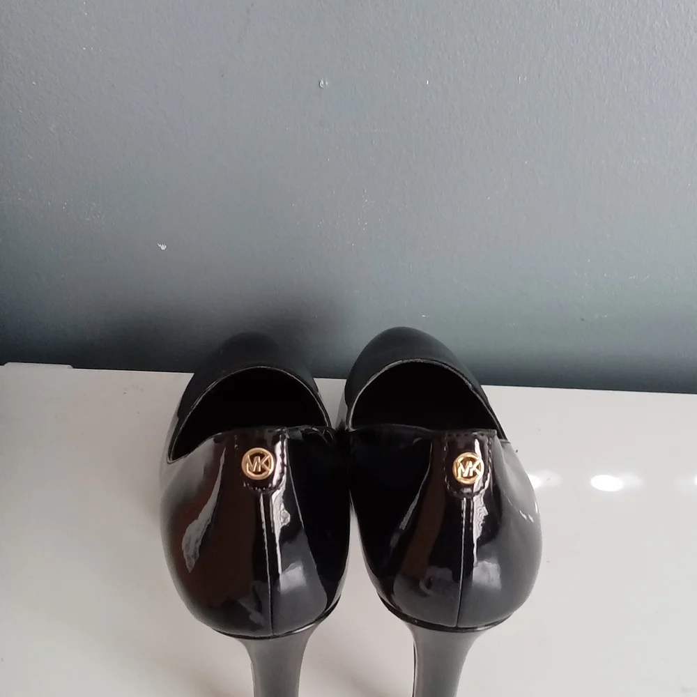 Michael Kors Black Patent Leather Platform Pump Round Toe Gold MK Logo Heel 8.5M